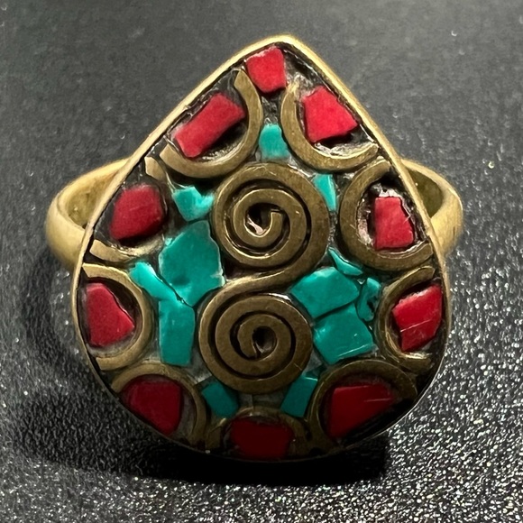 Vintage Brass Ring with Coral & Turquoise Chip Inlay Spiral S Adjustable Ring - Picture 1 of 9
